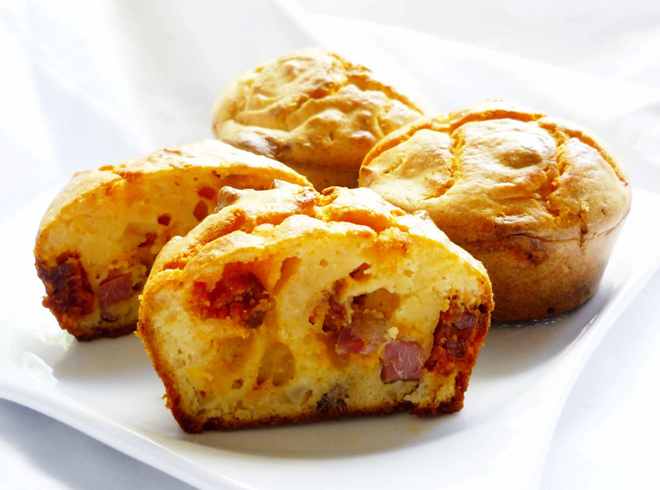 kolbaszos sajtos muffin_